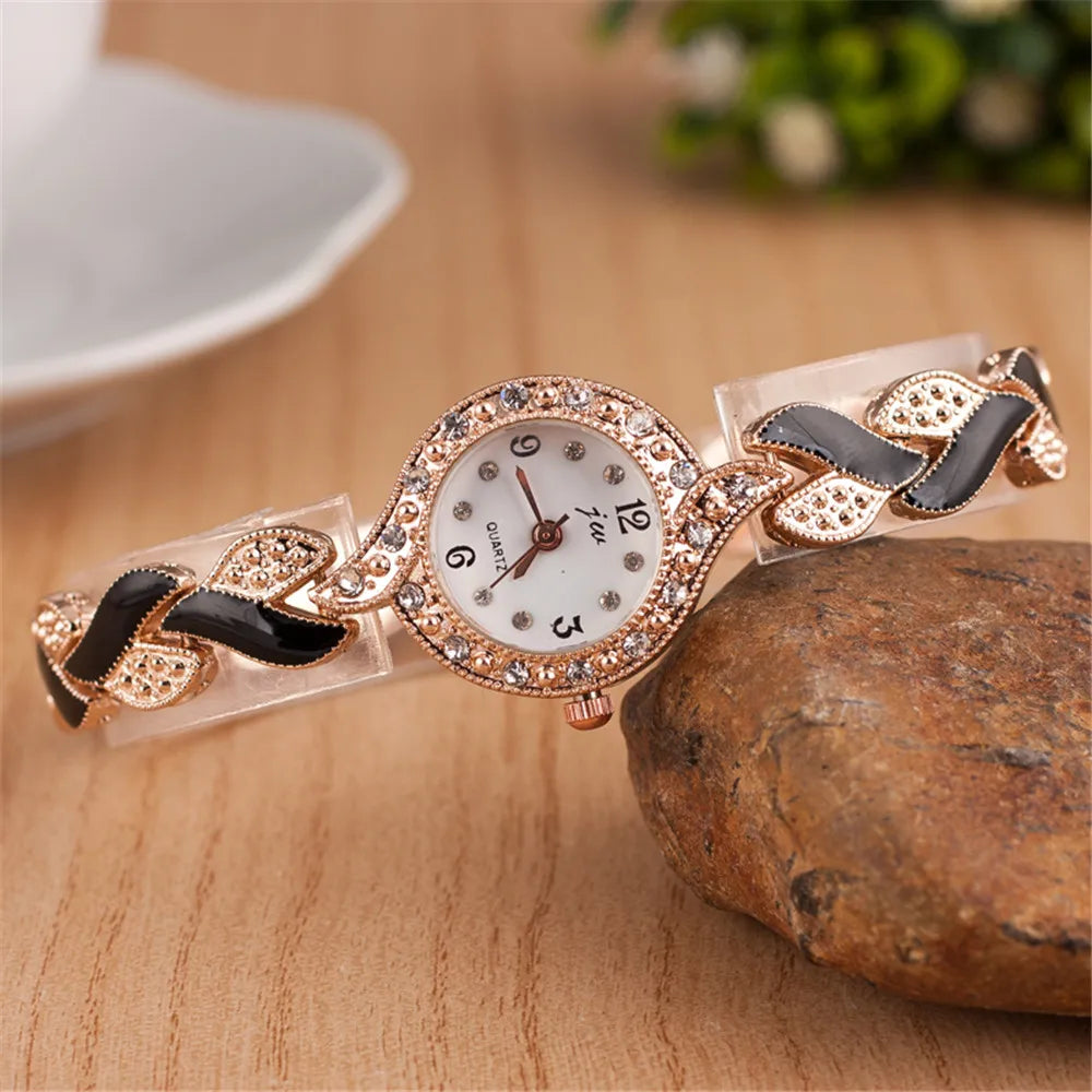 A Stylish, Casual And Versatile Women's Love  With Diamond Inlaid Quartz Watch And Jewelry Three Piece Set